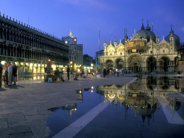 O Άγιος Μάρκος (Basilica di San Marco) είναι ο καθεδρικός ναός της Βενετίας. Θεωρείται ένα σημαντικό δείγμα βυζαντινής αρχιτεκτονικής στην Ιταλία.