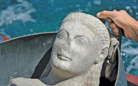 Κούρος που βρέθηκε σε ανασκαφή στο Δεσποτικό, παρθένο νησάκι δίπλα στην Αντίπαρο. 