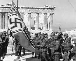 Ύψωση της ναζιστικής σημαίας στον ιερό βράχο της Ακρόπολης