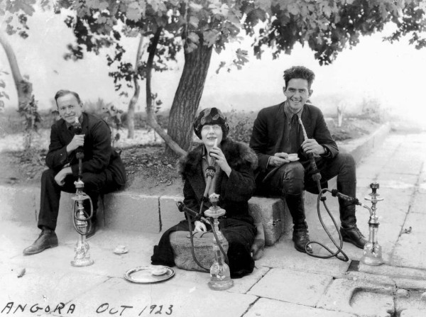 Οι Merian C. Cooper, Marguerite Harrison & Ernest B. Schoedsack καπνίζοντας ναργιλέ  κατά το πέρασμά τους από την Άγκυρα