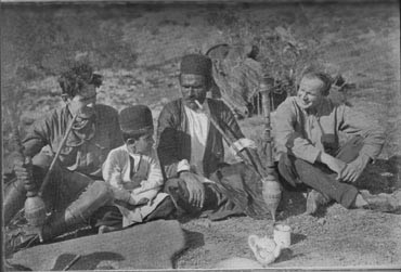 Οι Merian C. Cooper (δεξιά) και Ernest Schoedsack (αριστερά) ανάμεσα σε μέλη της φυλής Μπαχτιάρι στο Ιράν, κατά τη διάρκεια των γυρισμάτων του ντοκυμανταίρ Grass: Η μάχη ενός έθνους για επιβίωση (1925)