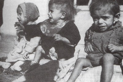 Η φρίκη της ασιτίας και της κατοχής αποτυπωμένη στα πρόσωπα των υποσιτιζόμενων παιδιών της Αθήνας τον φοβερό χειμώνα του 1942