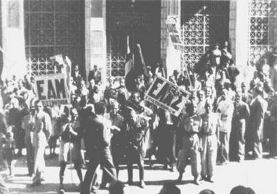 Οπαδοί του ΕΑΜ-ΕΛΑΣ γιορτάζουν την απελευθέρωση  της Αθήνας από τους Γερμανούς