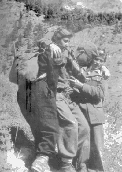 ΕΛΑΣίτισσες υποβαστάζουν  τραυματισμένο σύντροφό τους