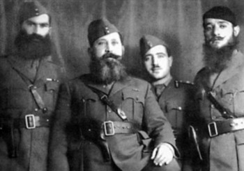 Ο στρατιωτικός αρχηγός του ΕΔΕΣ Ναπολέων Ζέρβας, περιστοιχισμένος από συναγωνιστές του