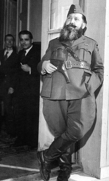 Ο στρατηγός Ναπολέων Ζέρβας σε χαρακτηριστική πόζα