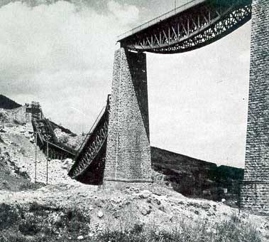 Η κατεστραμμένη γέφυρα του Γοργοπόταμου, μετά την από κοινού επιχείρηση σαμποτάζ ΕΛΑΣ, ΕΔΕΣ και Βρετανών κομάντος (25 Νοεμβρίου 1942)