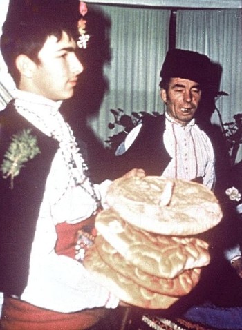 Βούλγαροι κολεντάρι (коледари) τραγουδούν τα Koλεντούβανε (коледаруване)